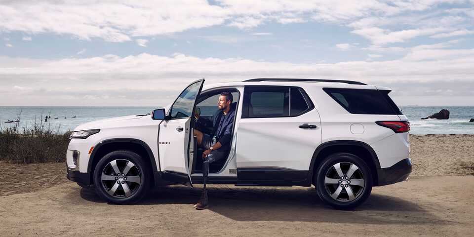 Sistema smart slide en la segunda fila de asientos diseñado para Chevrolet Traverse 2023