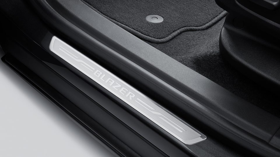 Estrena los protectores de solera frontales con emblema de Chevrolet Blazer 2025, camioneta mediana